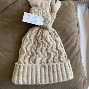 Time and tru fully line hat and glove set.